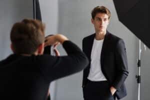 Devenir mannequin homme : comment réussir en agence en 2026