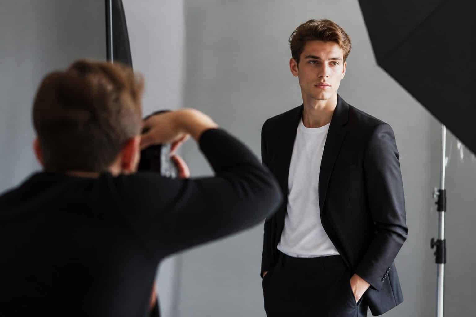 Devenir mannequin homme : comment réussir en agence en 2026