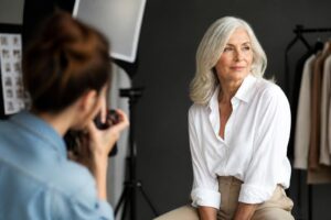 Devenir mannequin senior : réussir en agence en 2026